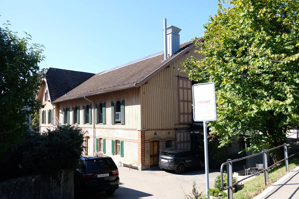 Ein altes Backsteingebäude im Sonnenlicht.